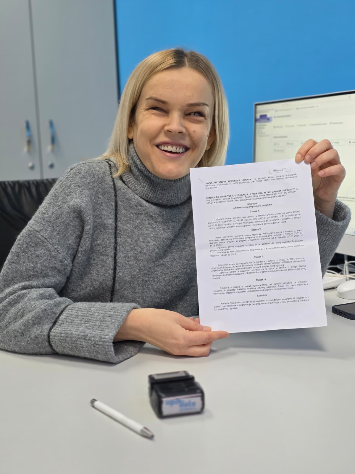 Marija, potpredsjednica udruge s ugovorom u rukama